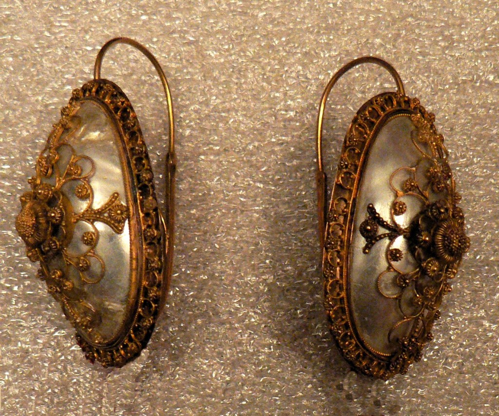 Boucles d'oreilles en or et nacre, milieu XIXe s., Musée du Vieux-Toulouse.