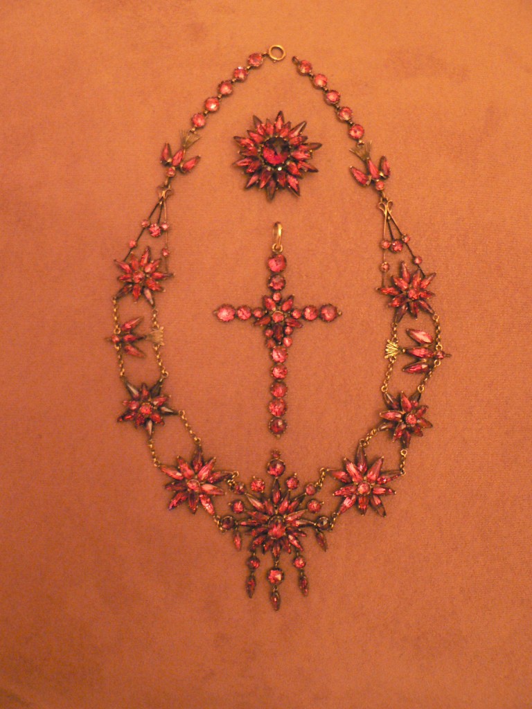 Parure Napoléon III en Grenat de Perpignan, coll. part. 