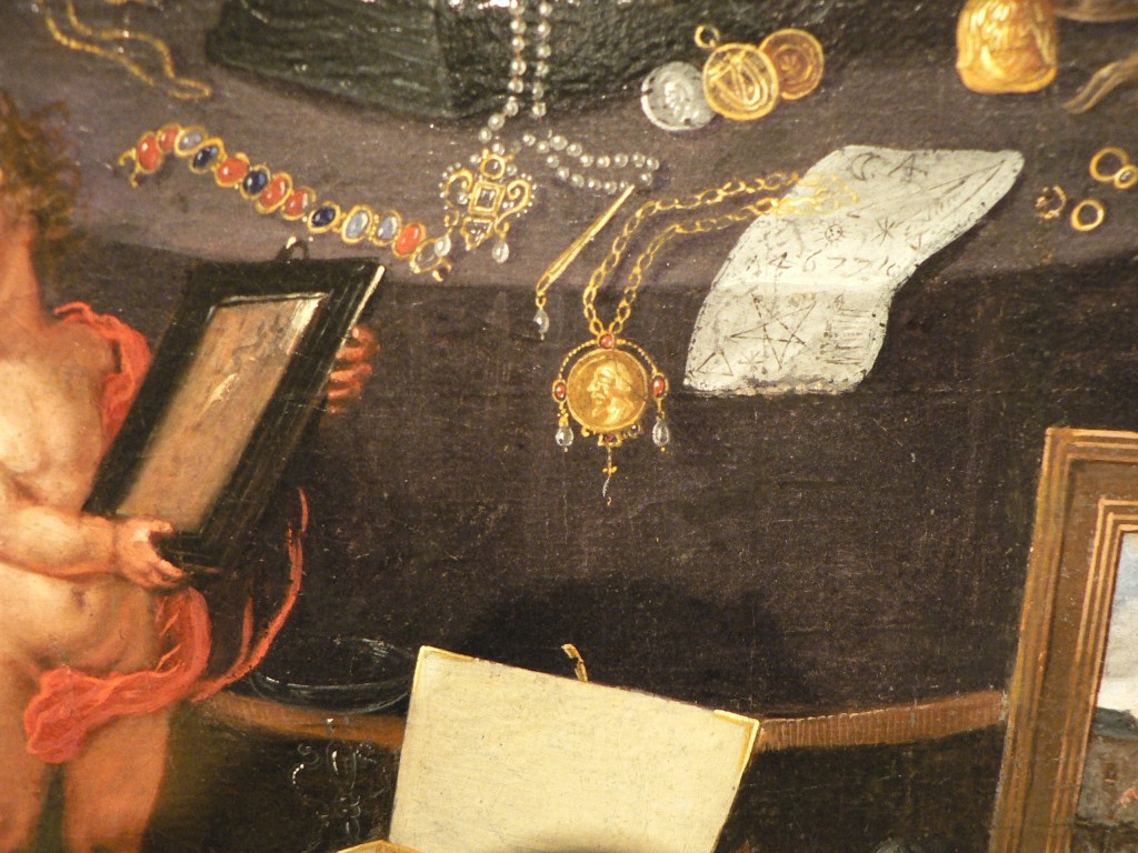 bijoux renaissance disposés sur la table. 