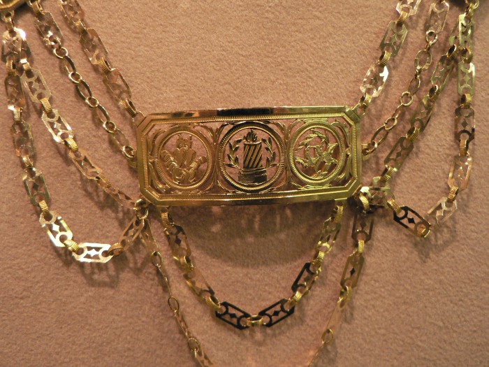Détail de la plaque centrale, les trois symboles de l'Amour.