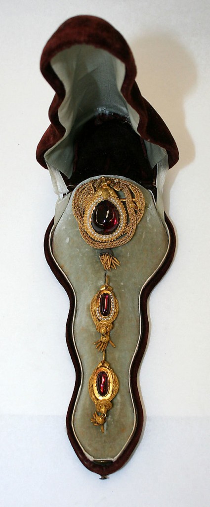Metropolitan New-York, broche et pendants en or et grenats,  vers 1860.