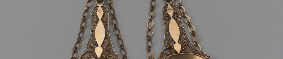 Boucles d'oreilles en or et pierres rouges, 19e, Boston museum, USA.