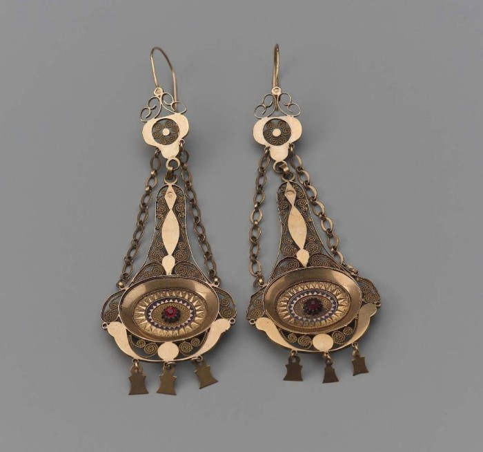 Boucles d'oreilles en or et pierres rouges, 19e, Boston museum, USA.