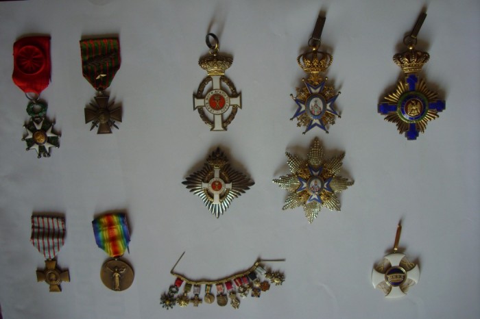 Décorations de MGR de Llobet, collection privée.