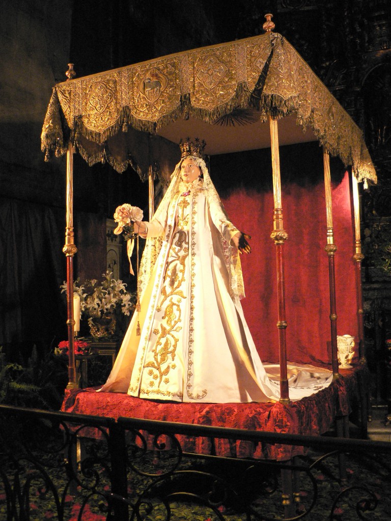 La Vierge de la cathédrale de Perpignan sous son dais de procession. 