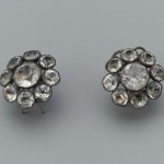 Boucles d'oreilles, XVIIIe s. , argent et verroteries, Boston Museum.