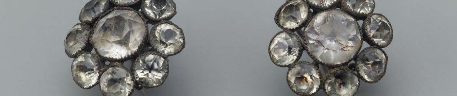 Boucles d'oreilles, XVIIIe s. , argent et verroteries, Boston Museum.