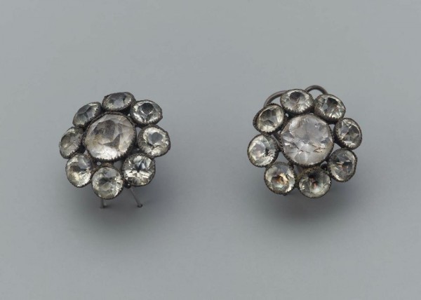 Boucles d'oreilles, XVIIIe s. , argent et verroteries, Boston Museum.