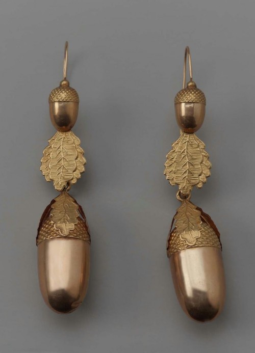 Boucles d'oreilles en forme de glands, métal doré, début du 19e s., Boston Museum, USA.