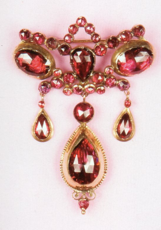 Broche de corsage en Grenat de Perpignan, milieu XIXe s. Broche de corsage en Grenat de Perpignan, milieu XIXe s.