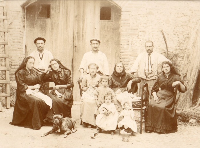 Photo de groupe en exterieur, Lucien Gaulard photographe 14 rue de la Tete Perpignan