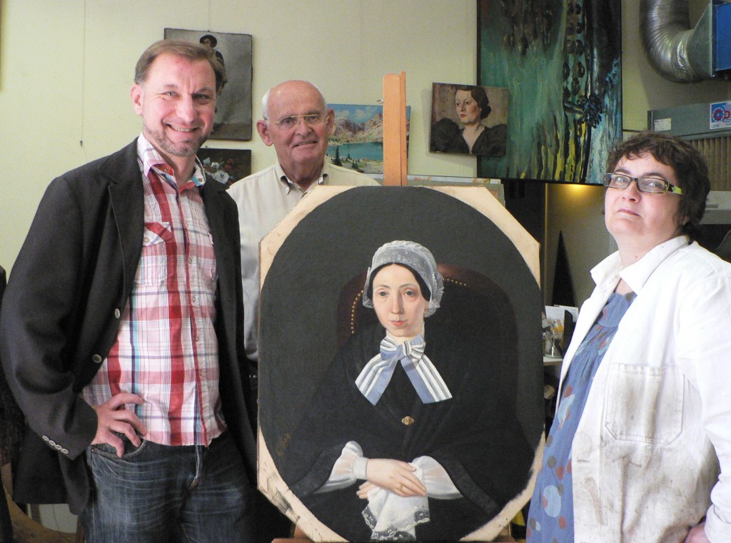 André Schroell, Laurent Fonquernie et Béatrice Soulet devant l'un des portraits donnés à l'Institut du Grenat