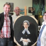 André Schroell, Laurent Fonquernie et Béatrice Soulet devant l'un des portraits donnés à l'Institut du Grenat