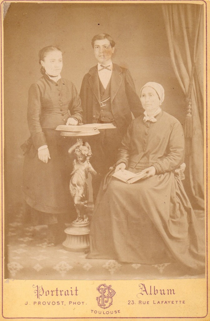 Portrait de famille catalane, Perpignan, vers 1880.