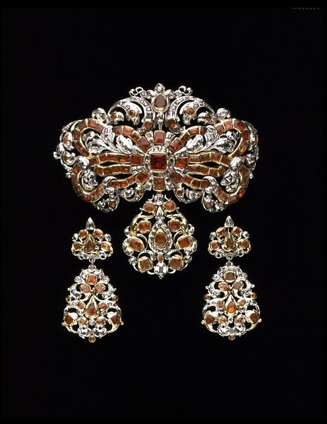 Demi-parure en grenats et diamants taille rose, vers 1700.