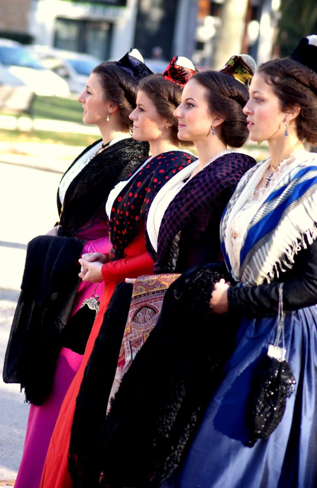 La reine d'Arles et ses demoiselles d'honneur à Perpignan 