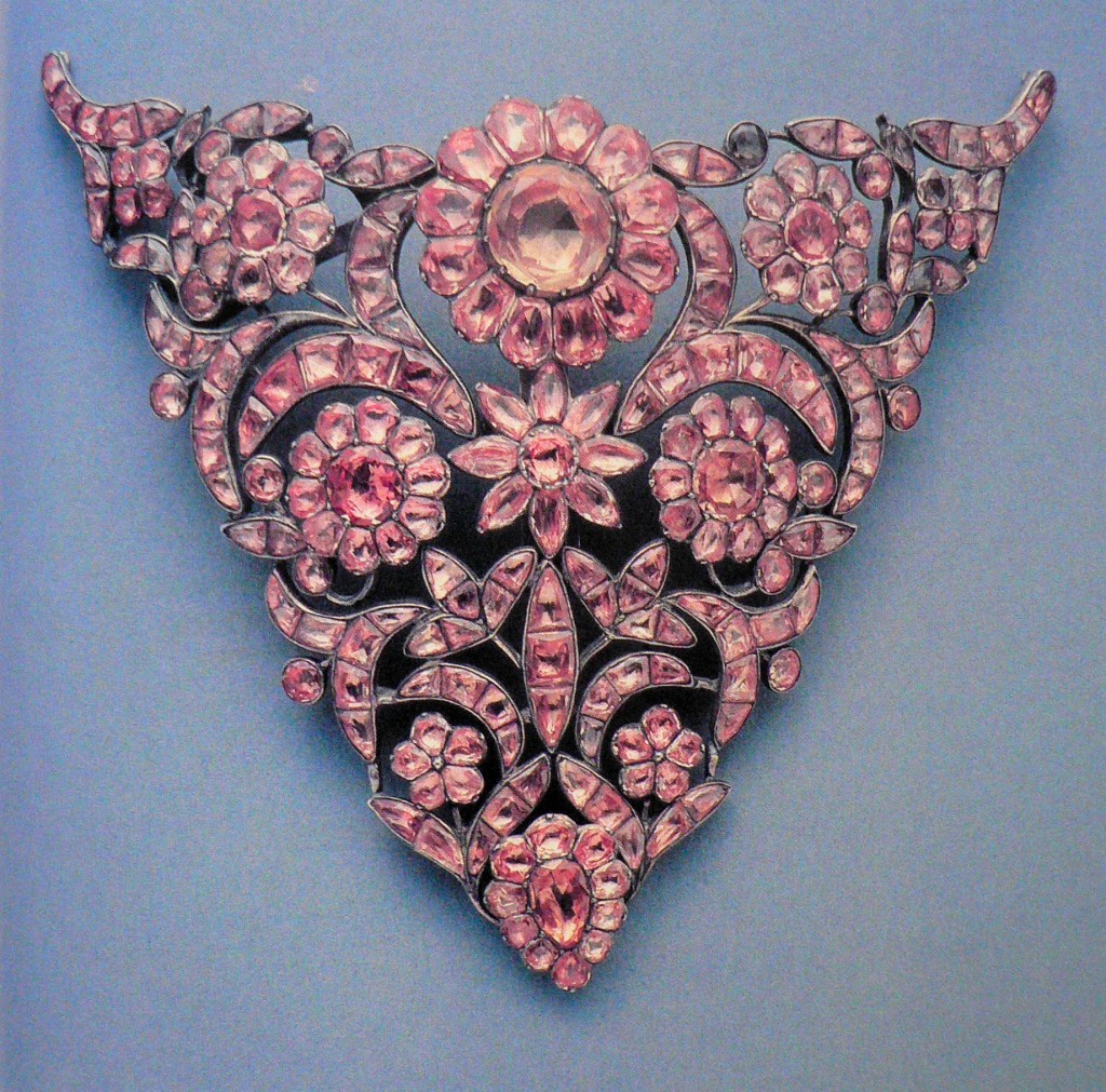 Devant de corps, après 1750, Musée d'Arts anciens de Lisbonne, Portugal. Devant de corps, après 1750, Musée d'Arts anciens de Lisbonne, Portugal.