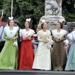 La Reine d'Arles Astrid Giraud et ses demoiselles d'honneur.