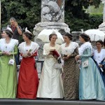 La Reine d'Arles admire la parure offerte par le Collectif du Grenat.