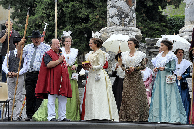 Remise de la parure en Grenat de Perpignan en Arles le 1er juillet 2012.