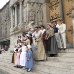 Costumes devant saint Trophime