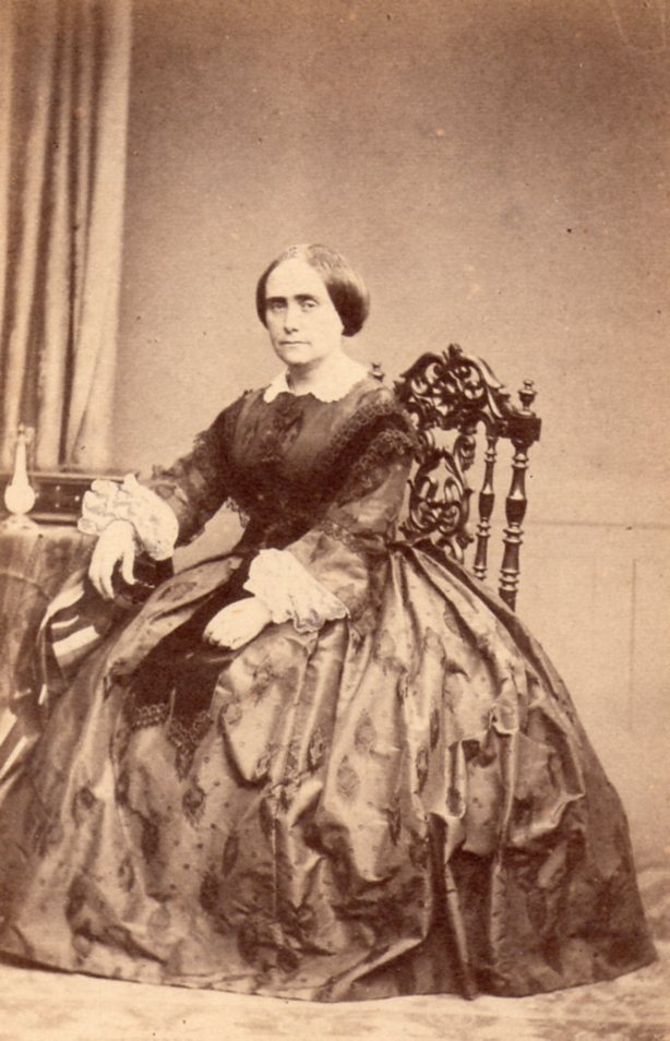 Femme en robe à crinoline, Montpellier, après 1860, photo Huguet-Moline.