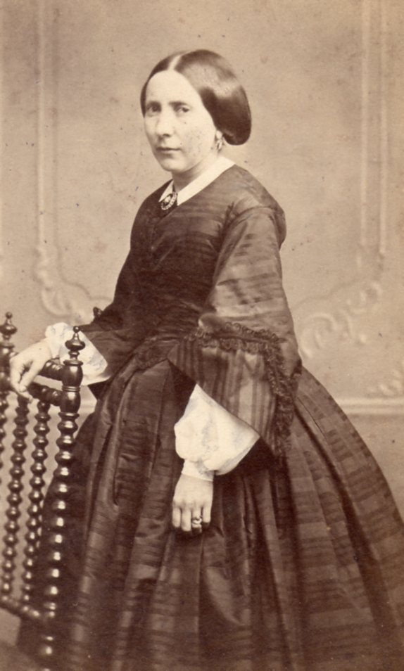 Portrait de femme, photo Huguet-Moline à Montpellier, après 1862. Portrait de femme, photo Huguet-Moline à Montpellier, après 1862.