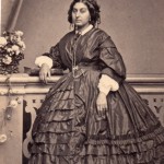 Femme en robe à crinoline, vers 1855-1860, Molas photographe à Toulouse.