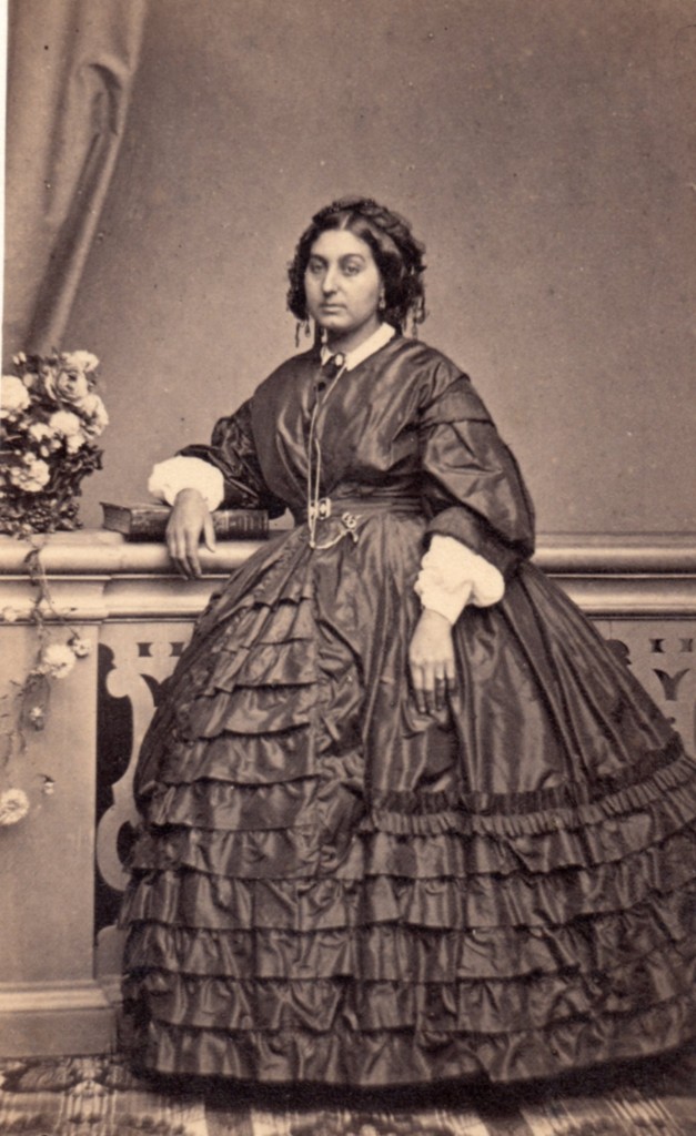Femme en robe à crinoline, vers 1855-1860, Molas photographe à Toulouse.