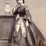 Femme en robe à crinoline, photo Provost, Toulouse, vers 1860.