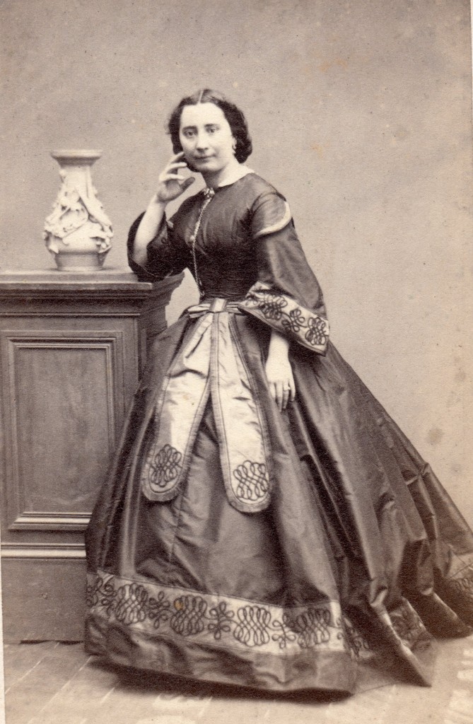 Femme en robe à crinoline, photo Provost, Toulouse, vers 1860.