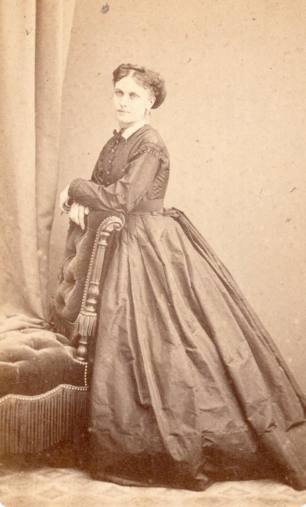 Femme en robe à crinoline, photo Provost, Toulouse, après 1866.