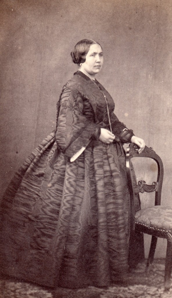 Femme en crinoline, photographie Pierre Germain, Perpignan.