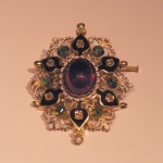 Broche en or, émail et pierres de couleur, milieu XIXe s.