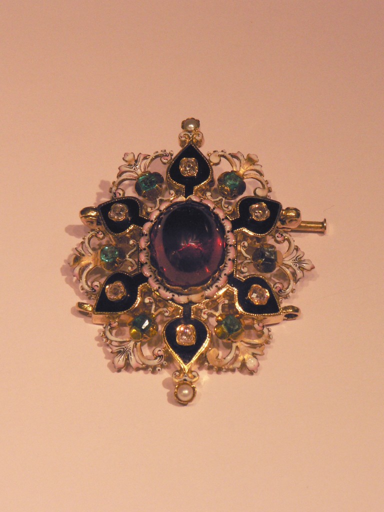 Broche en or, émail et pierres de couleur, milieu XIXe s. 