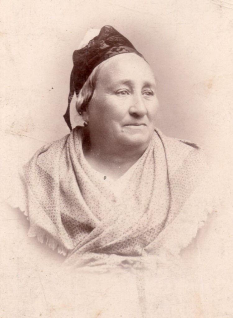 Femme en costume du pays d'Arles, vers 1880.