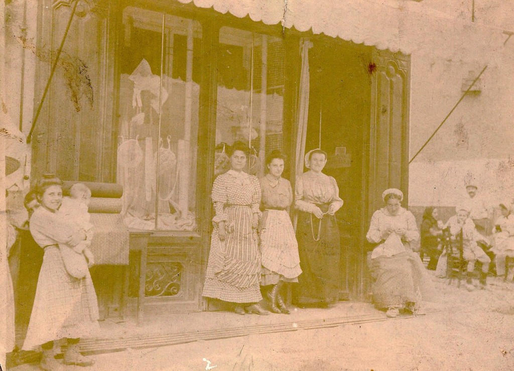 Boutique de tissus et coiffes, Roussillon, vers 1900