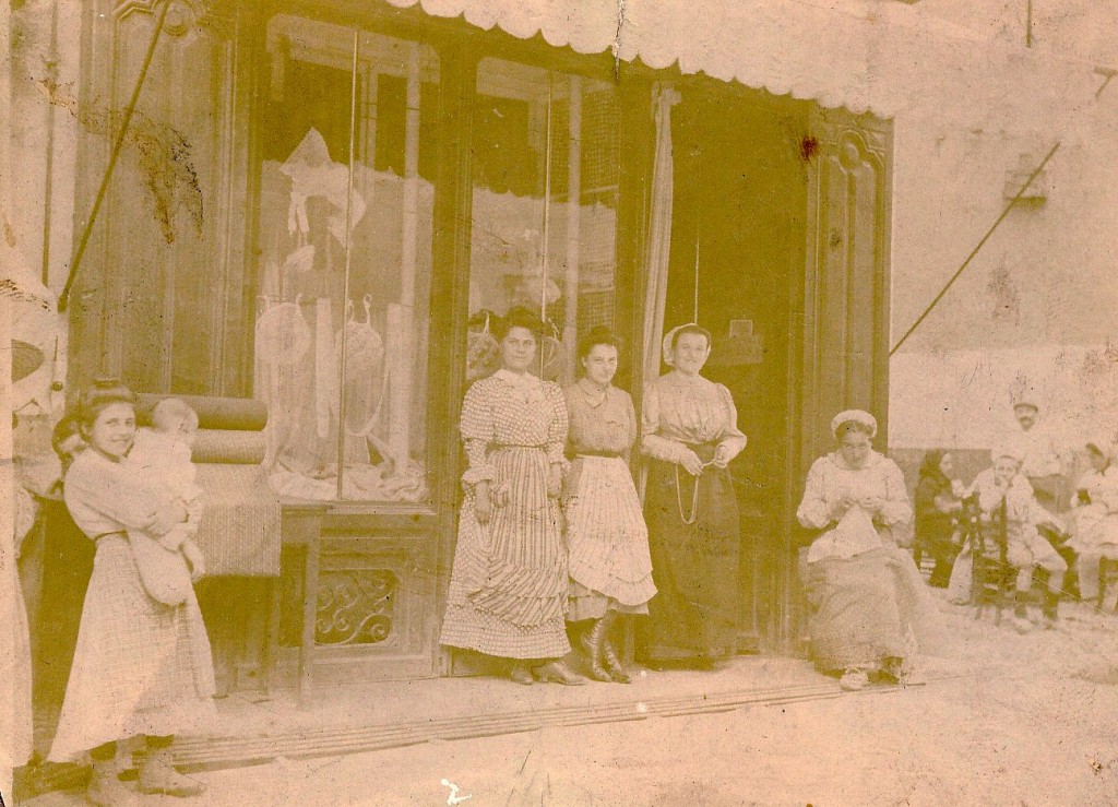 Boutique de tissus et coiffes, Roussillon, vers 1900 Boutique de tissus et coiffes, Roussillon, vers 1900
