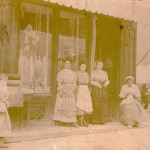 Boutique de tissus et coiffes, Roussillon, vers 1900