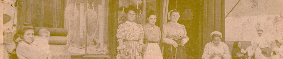 Boutique de tissus et coiffes, Roussillon, vers 1900