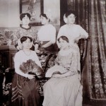 Jeunes femmes en Catalanes, Ille sur Tet, vers 1910.