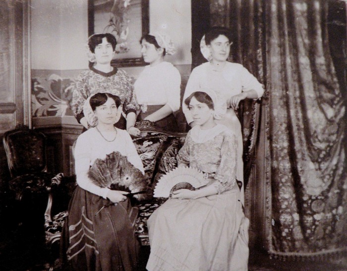 Jeunes femmes en Catalanes, Ille sur Tet, vers 1910.