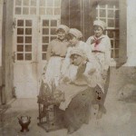 Jeunes femmes habillées en costume roussillonnais, 1917.