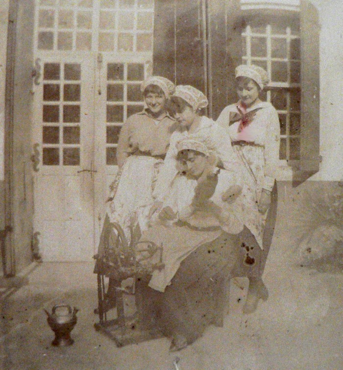 Jeunes femmes habillées en costume roussillonnais, 1917.