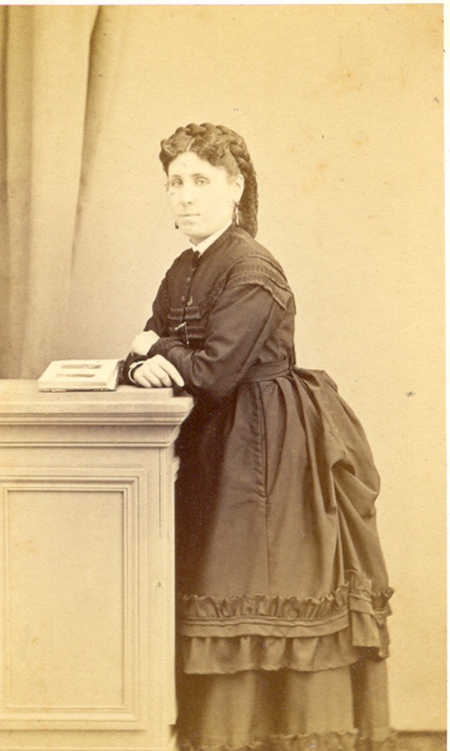 Marie Alzine (1844-1904) femme d'Osmin Aragon. 