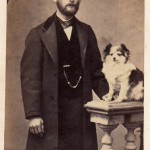 Portrait d'homme avec un chien, photo Cabibel, Perpignan.