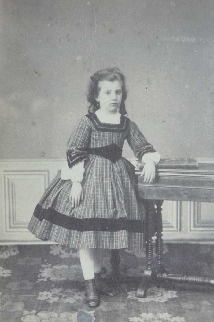 Jeune fille, Perpignan, photo Cabibel, vers 1865.