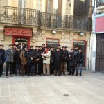 La chorale Goids dels Ous devant la boutique Cantagrill, ou ont été fait leurs écharpes et bérets.