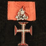 Ordre militaire du Christ, fondé en 1319, bijou de grand-croix en vermeil, verre coloré (petits éclats) et strass, surmonté d'un élégant motif floral d'inspiration baroque serti de strass (dessoudé). Haut. 96, Larg. 47 mm. TB.