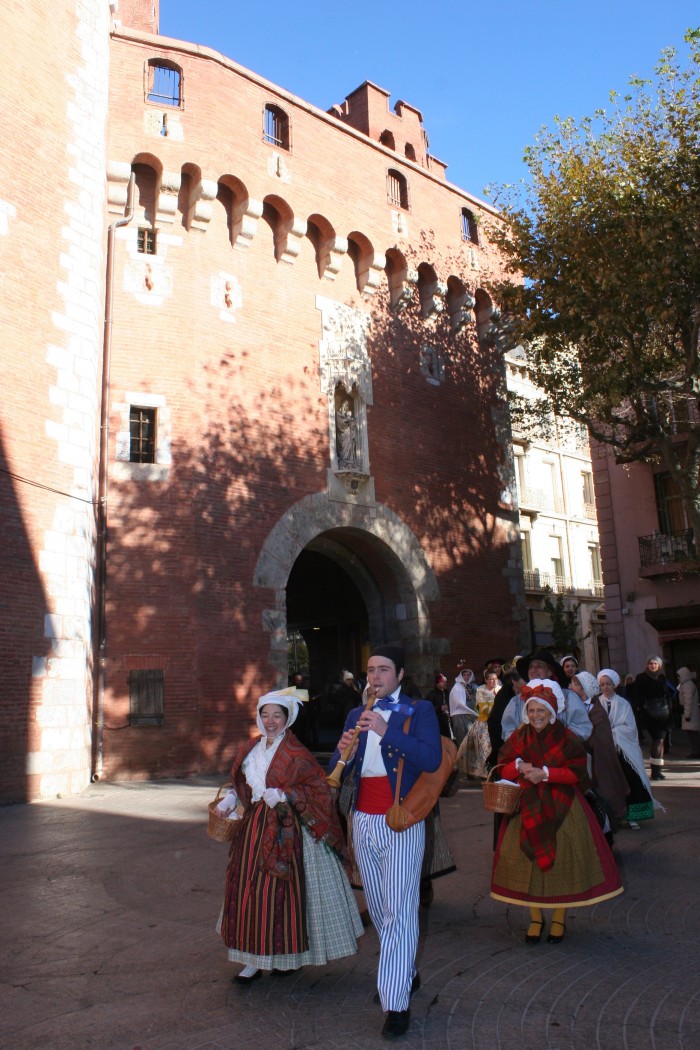 Passage du défilé en costume sous le Castillet